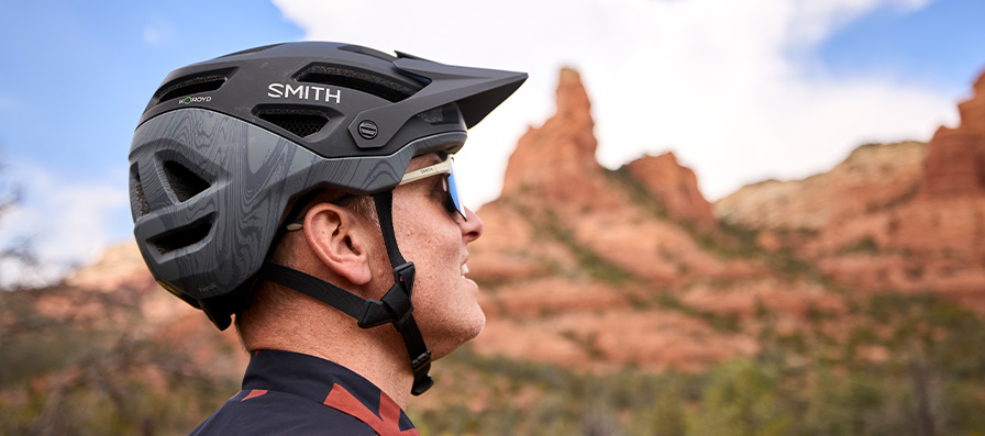 Mountain biker wear Smith Aleck Crash Sensor helmet