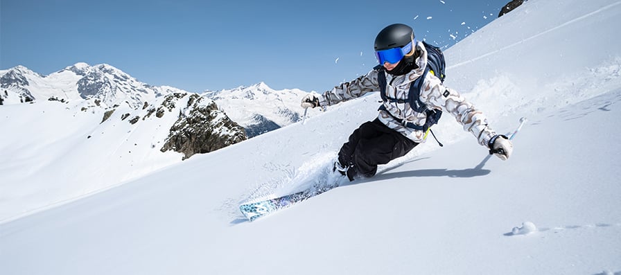 Skier wearing Smith photochromic blue mirror goggles