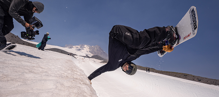 Snowboarder wearing the Smith Rodeo Helmet